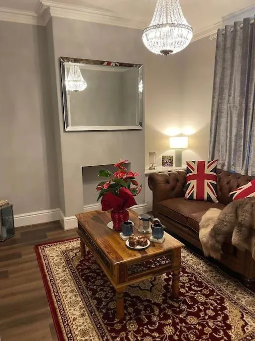 Luxury Home In York - Sleeps -5 , Free Parking , 0*,