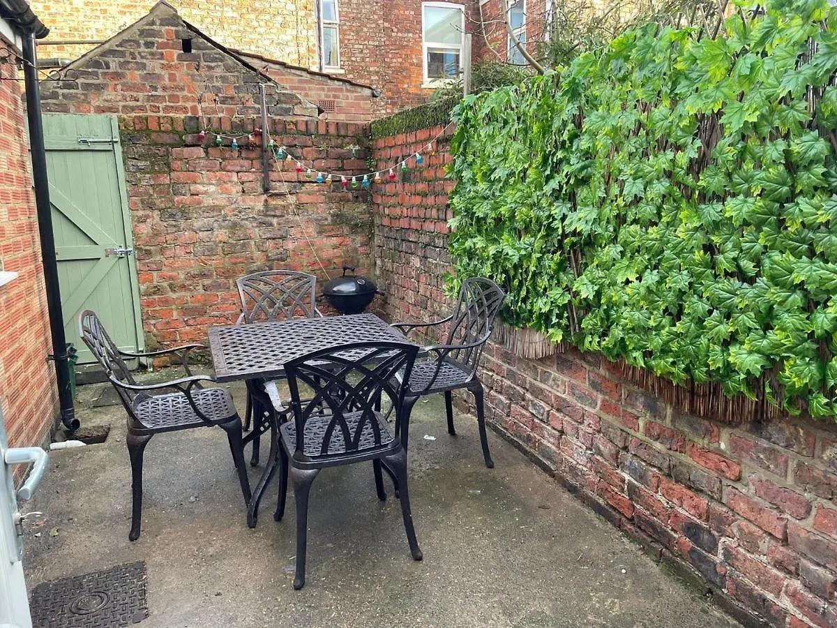 Luxury Home In York - Sleeps -5 , Free Parking ,